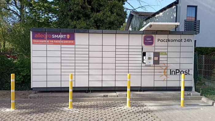 Paczkomat DZW01N Na parkingu przy sklepie Polomarket