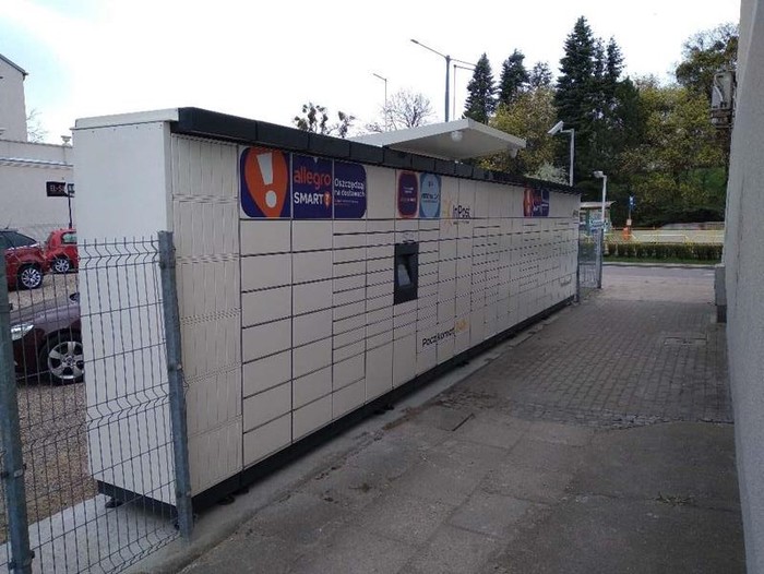Paczkomat ELB03M obok komisu samochodowego