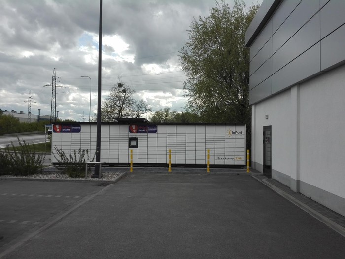 Paczkomat ELB04M przy parkingu Lidla