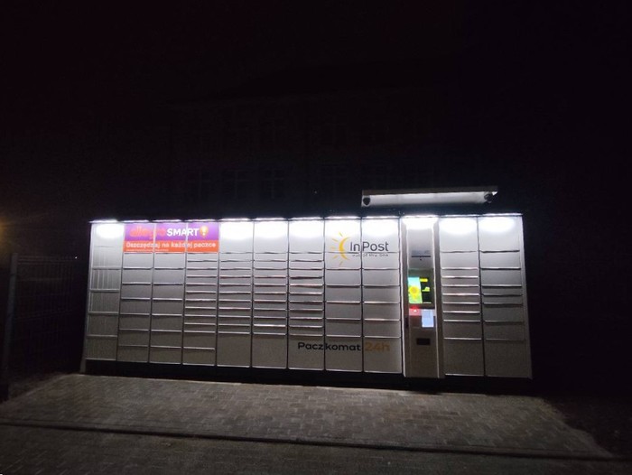 Paczkomat ELB07A przy szkole