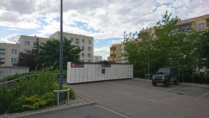 Paczkomat ELB07M przy parkingu Lidla