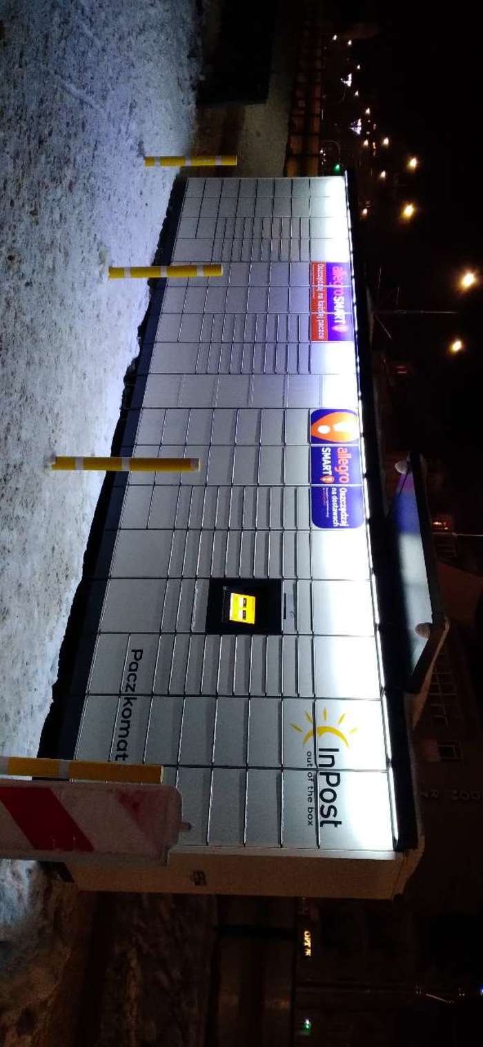 Paczkomat ELB16M parking klubu Fitness i Biedronki