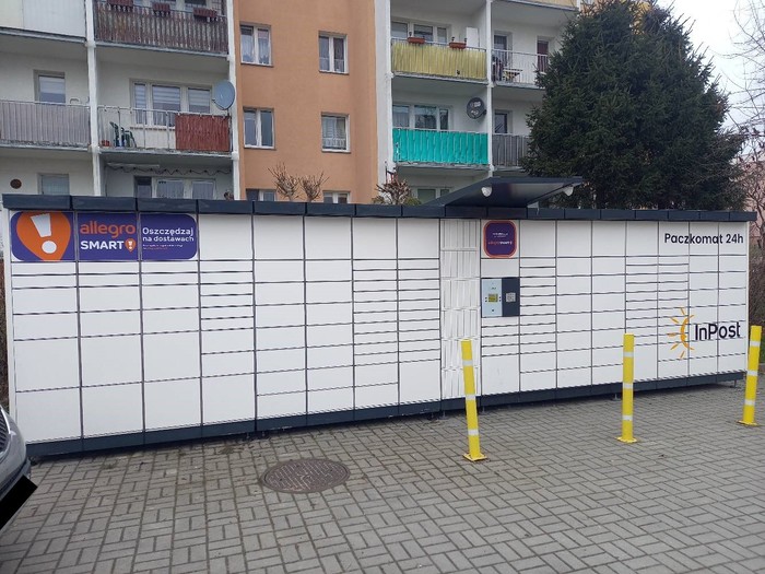 Paczkomat ELB18N Na tylnym parkingu sklepu Społem