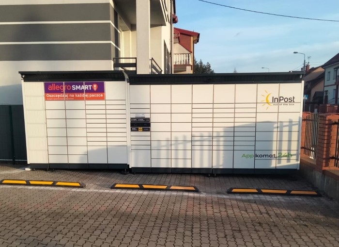 Parcel Locker ELK02BAPP przy warsztacie samochodowym