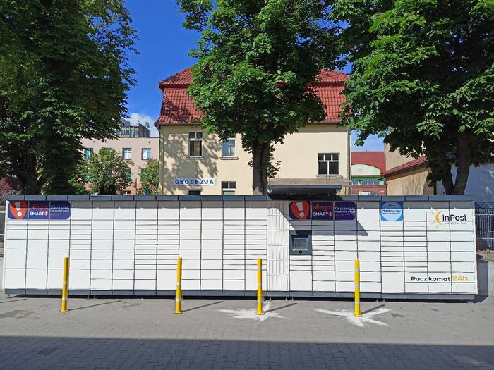 Paczkomat ELK03M Przy galerii Tu i Teraz, wjazd od strony kwiaciarni Badylek