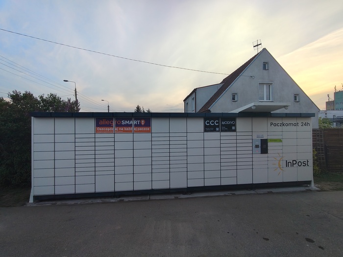 Parcel Locker ELK04N przy sklepie spożywczym