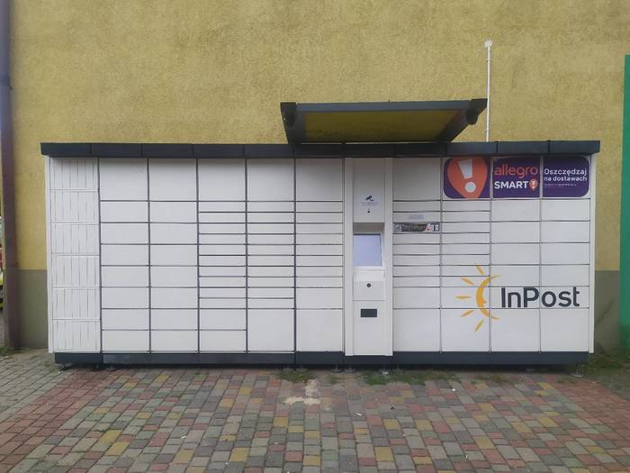 Paczkomat ELK05A Przy sklepie Biedronka (dostęp od 22:30 do 5:30 wyłącznie przez furtkę)