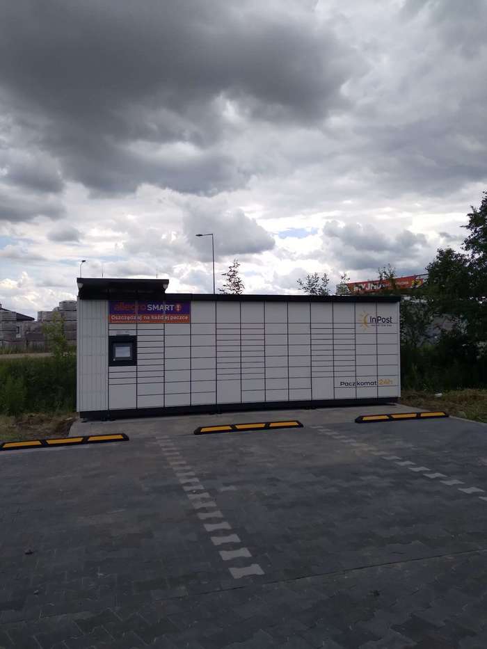 Paczkomat FAB01M na parkingu Stokrotki