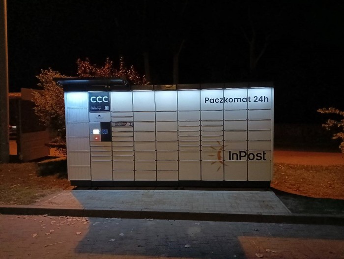 Поштомат FABI01N Na parkingu przy sklepie spożywczo-przemysłowym