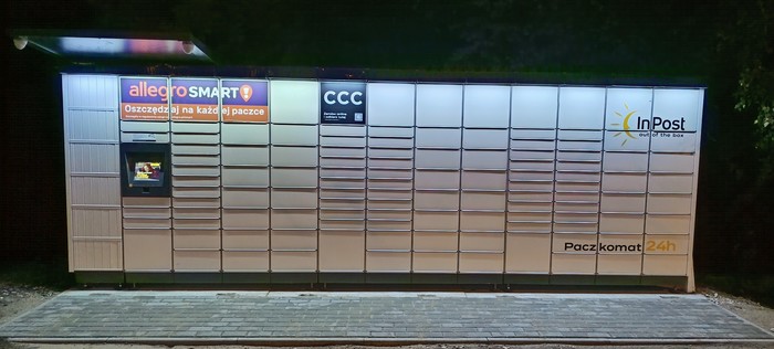 Parcel Locker FILP01M Przy sklepie spożywczym obok Szkoły