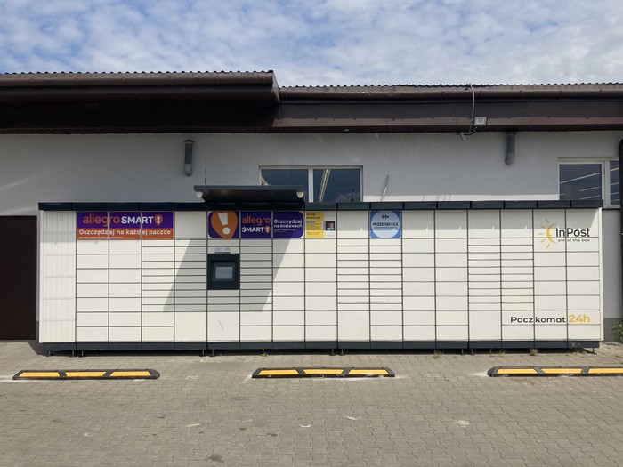 Paczkomat FMP01M Przy sklepie Delikatesy Centrum