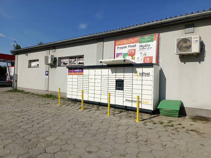 Paczkomat FRY02M za sklepem Oszczędny Koszyk