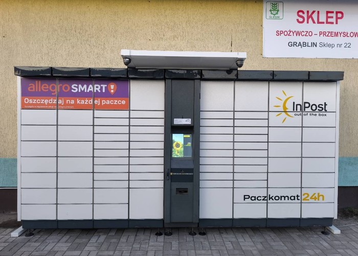 Paczkomat GABQ01A przy sklepie spożywczym