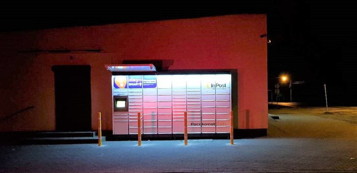 Paczkomat GAM01M Naparkingu przy sklepie Krokodylek