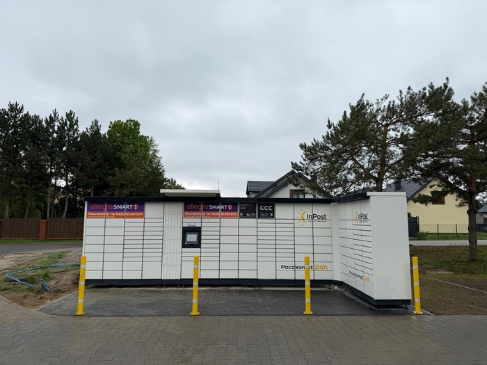 Paczkomat GAQ01M parking przed sklepem