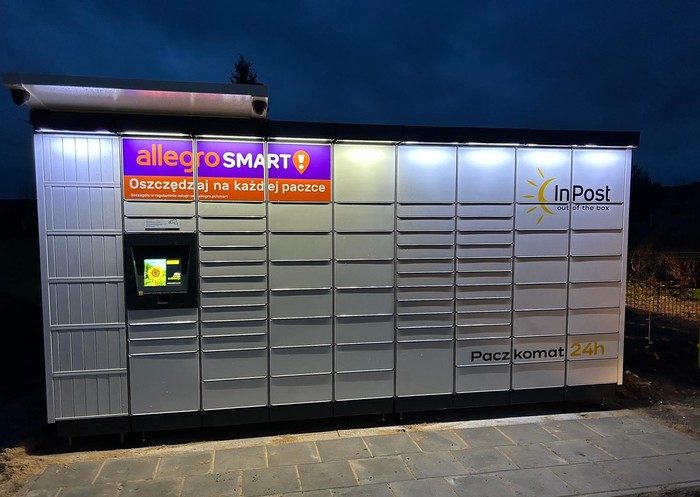 Parcel Locker GAWR01M Na parkingu przy sklepie spożywczym