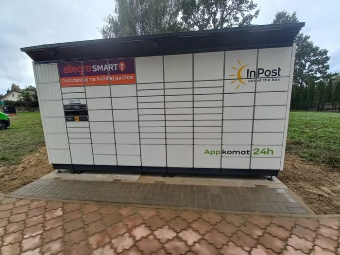 Поштомат GBNA01BAPP Na placu z przystankiem autobusowym