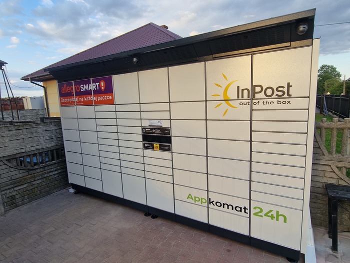 Paczkomat GBR01BAPP Na parkingu sklepu