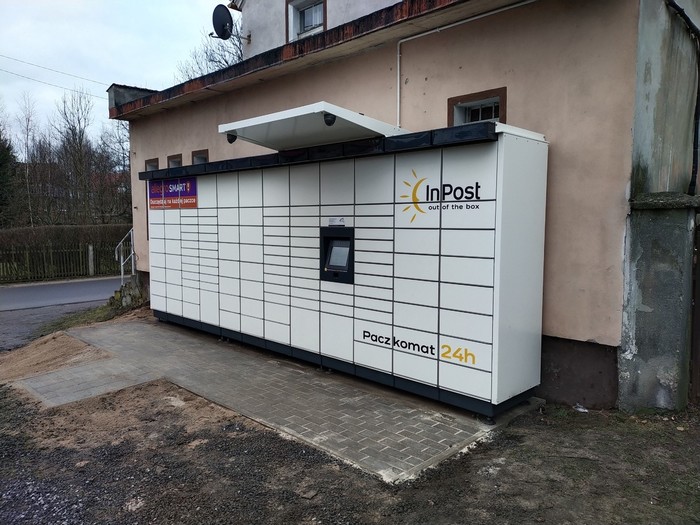 Paczkomat GBU01M Po prawej stronie budynku