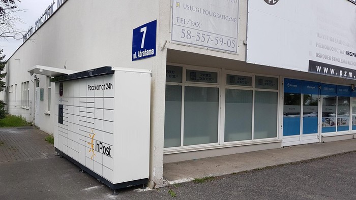 Paczkomat GDA03M Od strony wejścia do PPHU DRUK