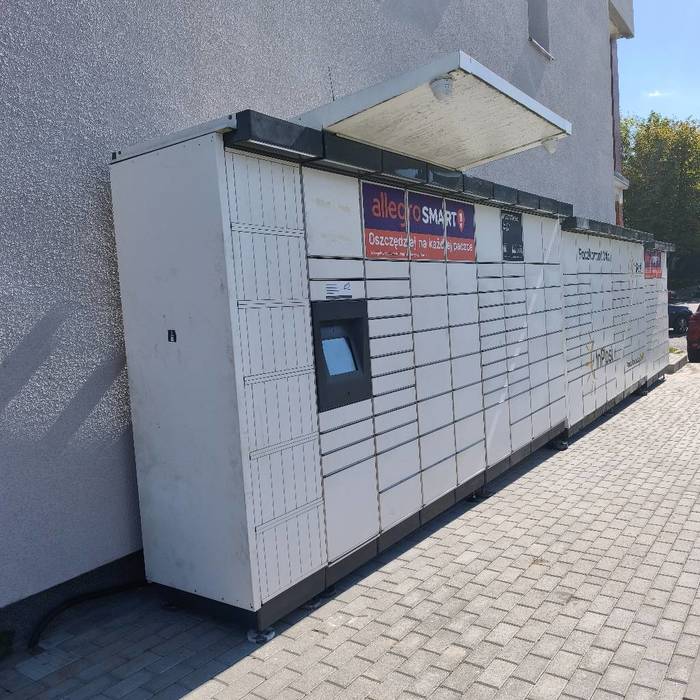 Paczkomat GDA04M przy budynku