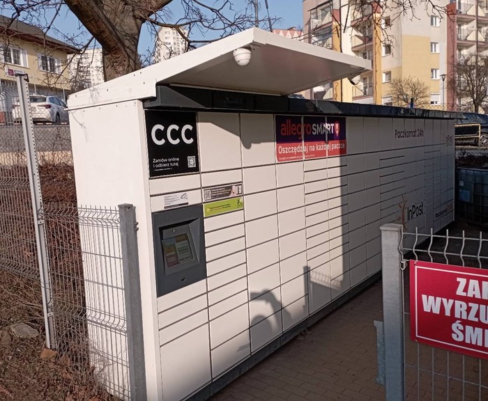 Paczkomat GDA05M Za budynkiem Stacji Kontroli Pojazdów