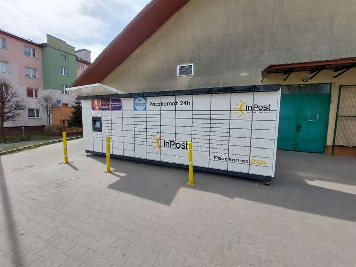 Parcel Locker GDA08M Przy wjeździe na parking sklepu Stokrotka