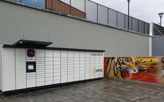 Paczkomat GDA09M Za windą zewnętrzną przy budynku TK MAXX