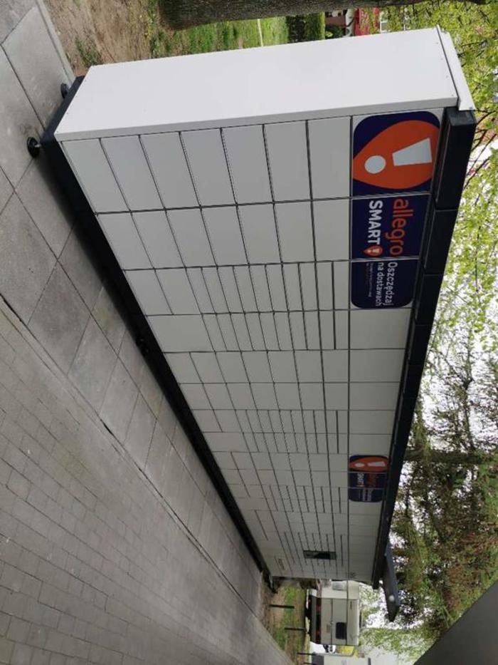 Paczkomat GDA107M przy parkingu restauracji