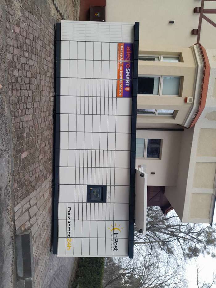 Parcel Locker GDA160M przy budynku