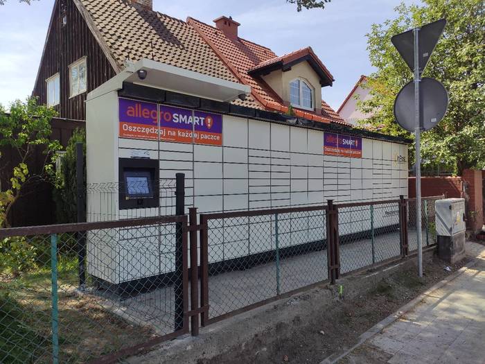 Paczkomat GDA163M wzdłuż ulicy