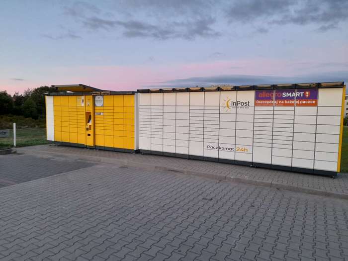 Paczkomat GDA17A Na parkingu Decathlon