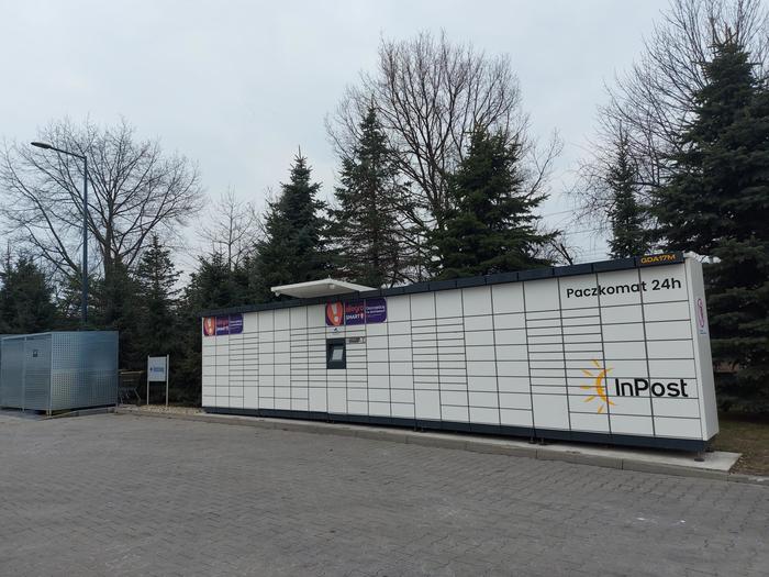 Paczkomat GDA17M Na parkingu Lidla