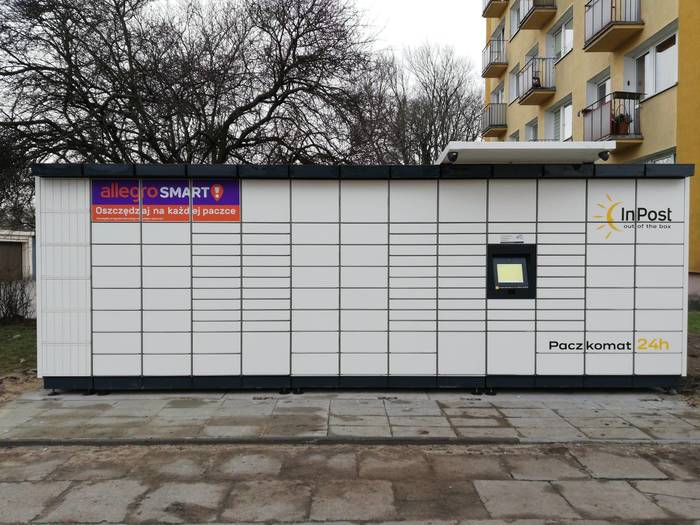 Parcel Locker GDA200M Obok garaży