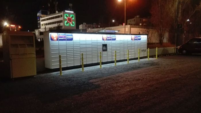 Parcel Locker GDA20M Po prawej stronie od wjazdu na parking sklepu Lidl