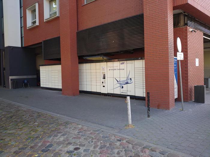 Paczkomat GDA21B Przy CH MADISON - parking zewnętrzny od ulicy Gnilnej
