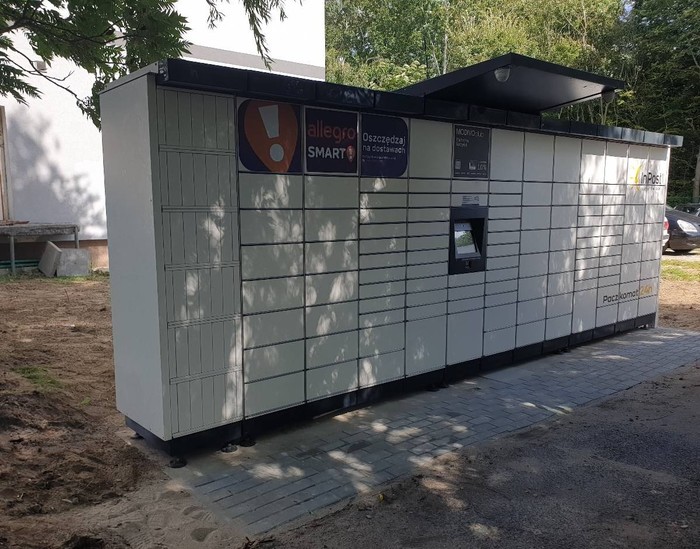 Поштомат GDA222M przy budynku mieszkalnym