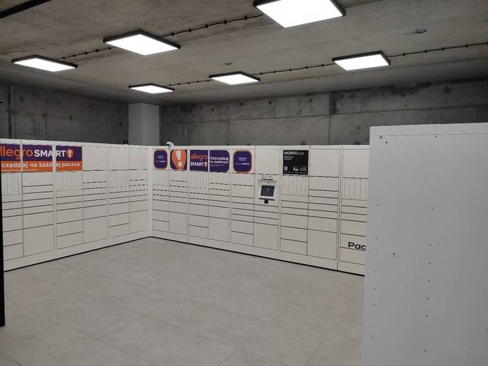 Parcel Locker GDA22H w lokalu obok fryzjera męskiego