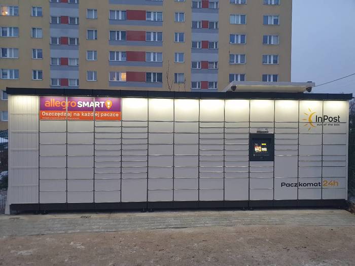 Paczkomat GDA232M Przy chodniku
