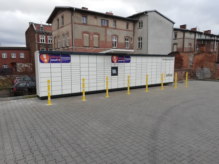 Paczkomat GDA25M przy parkingu Lidla
