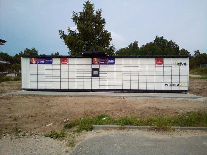 Paczkomat GDA31M przy ulicy od strony przedszkola