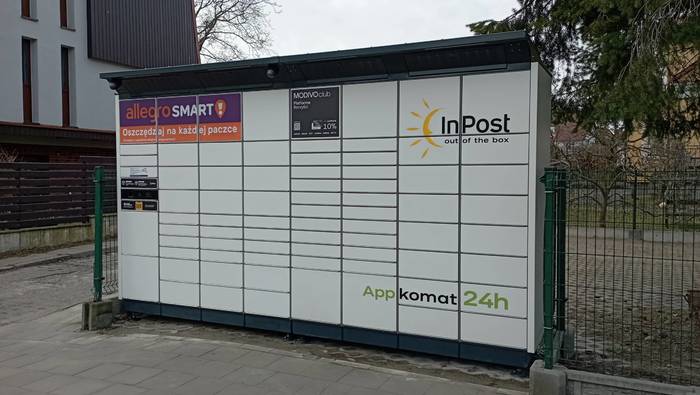 Paczkomat GDA33BAPP na parkingu
