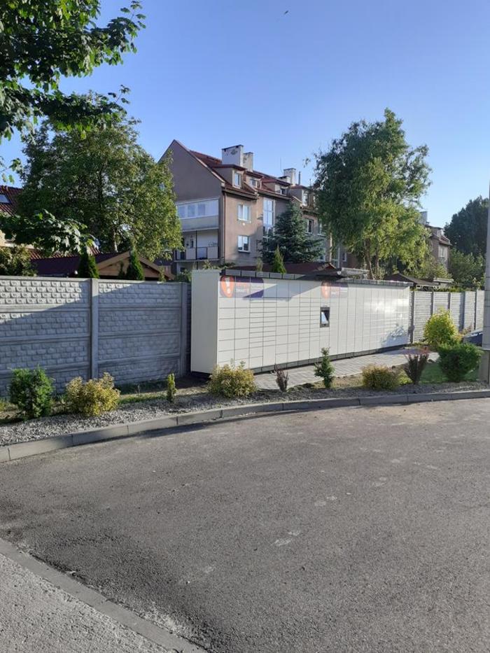 Paczkomat GDA33M Na parkingu Lidla, po prawej stronie od wjazdu