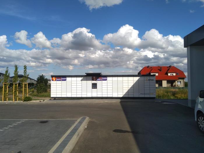 Поштомат GDA37M Miejsca parkingowe przy budynku Lidla, w pobliżu strefy dostaw