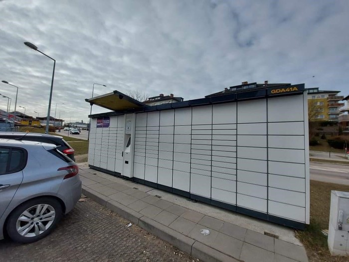 Paczkomat GDA41A Na parkingu przed Centrum Handlowym