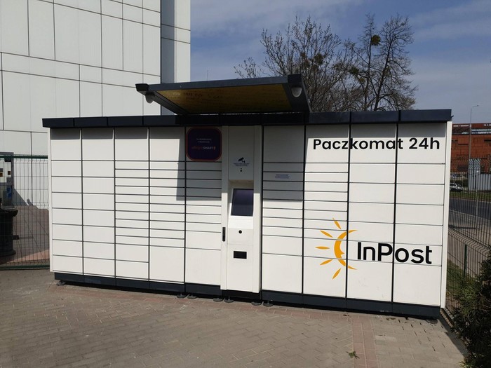 Paczkomat GDA43A Na parkingu hostelu, przy wejściu do baru Filip