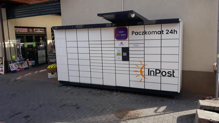 Paczkomat GDA46N Przy bocznej ścianie pasażu Pchli Targ