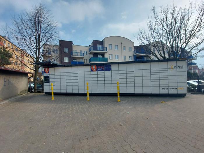 Paczkomat GDA48M przy markecie Merkus