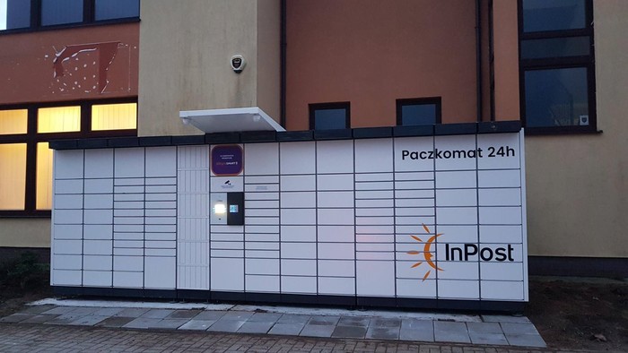 Paczkomat GDA48N Przy wejściu do budynku przy ulicy Orfeusza 2, od strony parkingu