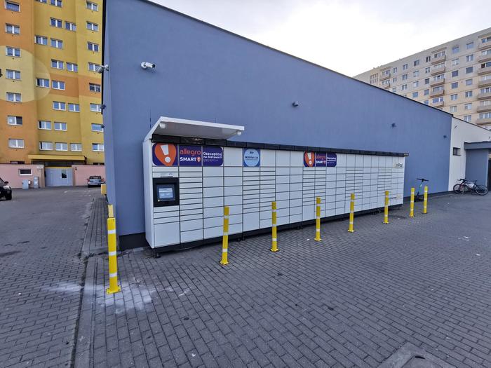 Paczkomat GDA51M przy markecie Merkus